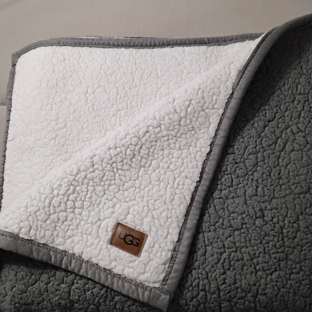 UGG throw cream and grey